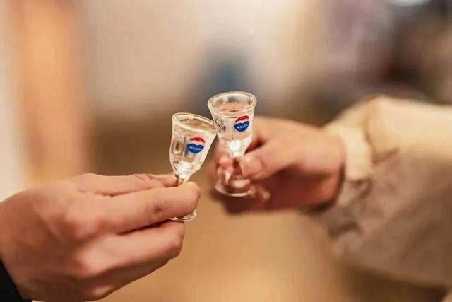 煥新半年，經濟觀察報解碼精品茅台的韌性密碼 - 