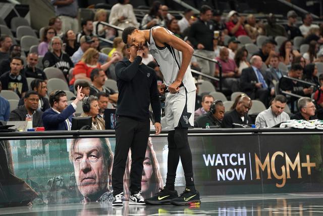 文班甘當綠葉！馬刺眾將合力掀翻雷霆  證明球隊躋身頂尖強隊之列 - 