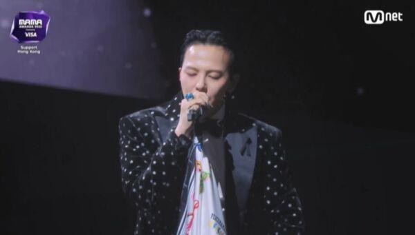 本來只唱2首！GD為香港大火臨時改歌單　全身黑登台暖加碼〈無題〉 - 