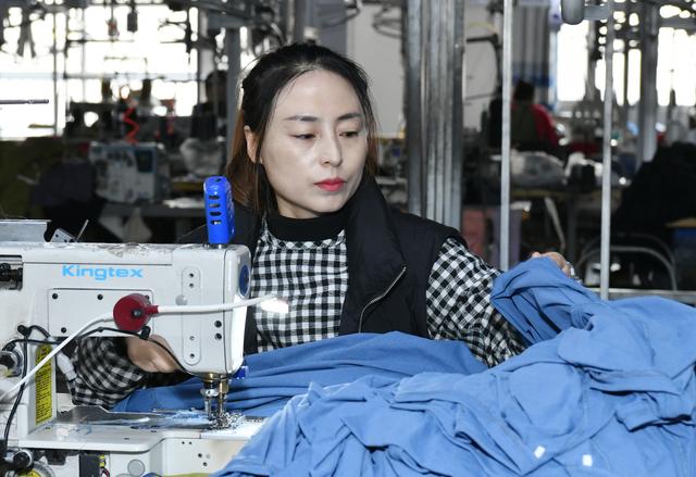 河北肅寧：針紡服裝業訂單生產忙# - 