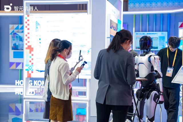 智元機器人進博會跳非遺“手獅舞”，“靈創” 內容創作平台首次開放公眾體驗 - 