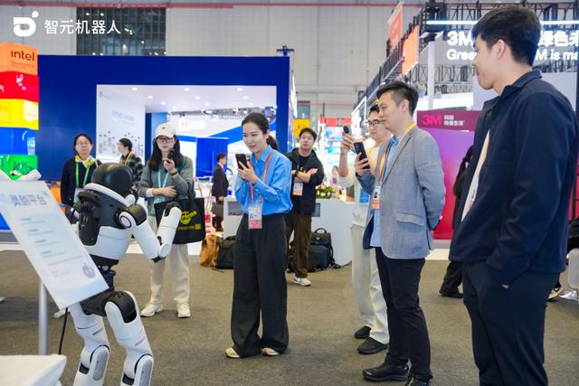 智元機器人進博會跳非遺“手獅舞”，“靈創” 內容創作平台首次開放公眾體驗 - 