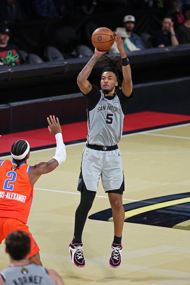 文班甘當綠葉！馬刺眾將合力掀翻雷霆  證明球隊躋身頂尖強隊之列 - 