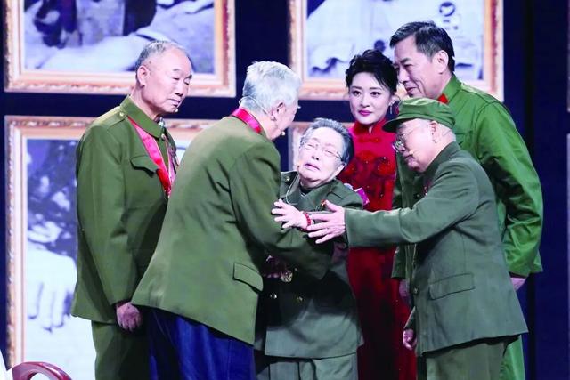 94歲戰地記者，收到了一份特殊禮物...... - 
