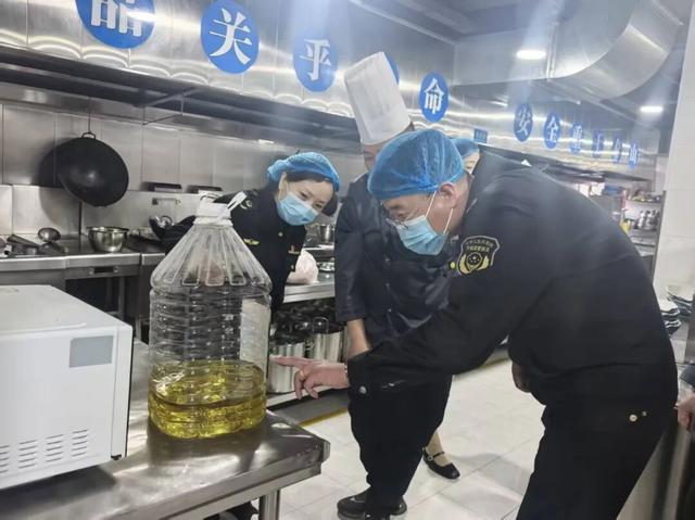 五一護航半馬盛會 平涼市崆峒區市場監管局局所聯動督導賽事安全保障工作 - 
