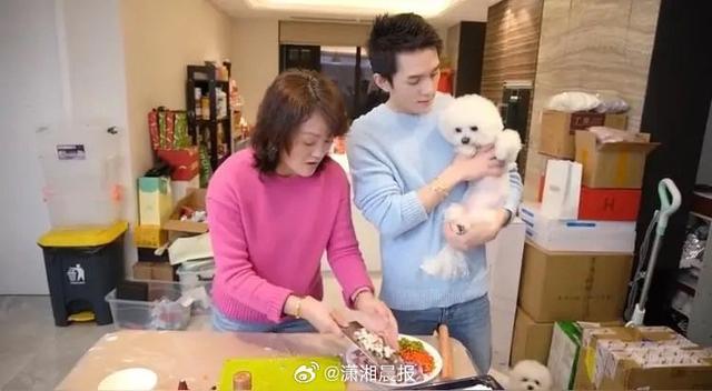 李佳琦回應媽媽直播帶貨：她說她正是拼的年紀 - 天天要聞