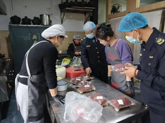 五一護航半馬盛會 平涼市崆峒區市場監管局局所聯動督導賽事安全保障工作 - 