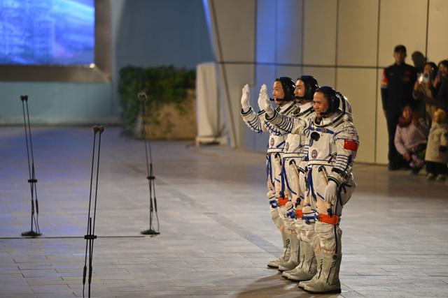 神舟二十一號航天員乘組出征儀式在酒泉衛星發射中心舉行 - 