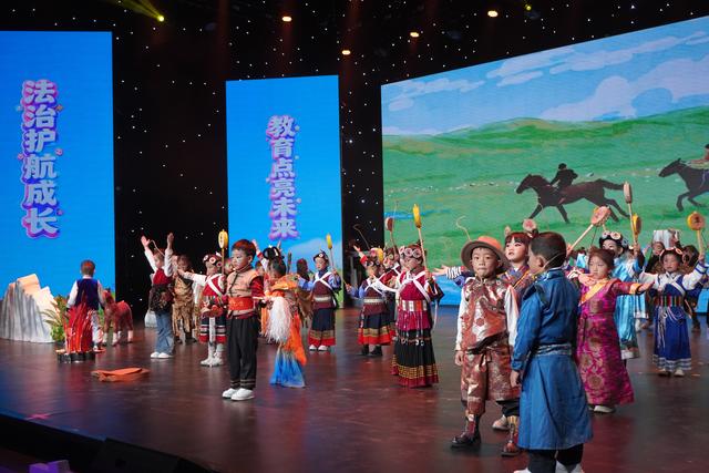 法治護航成長 教育點亮未來！麗江市課本劇、童話劇展演精彩開幕 - 