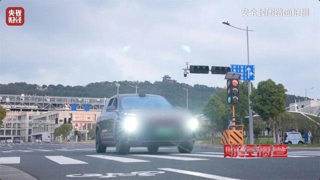 央視曝光所謂“智駕神器”！作弊器騙過系統實現脫手駕駛，使用後汽車多項安全機制失效：闖紅燈、撞柵欄、毀氣囊，存致命風險！ - 