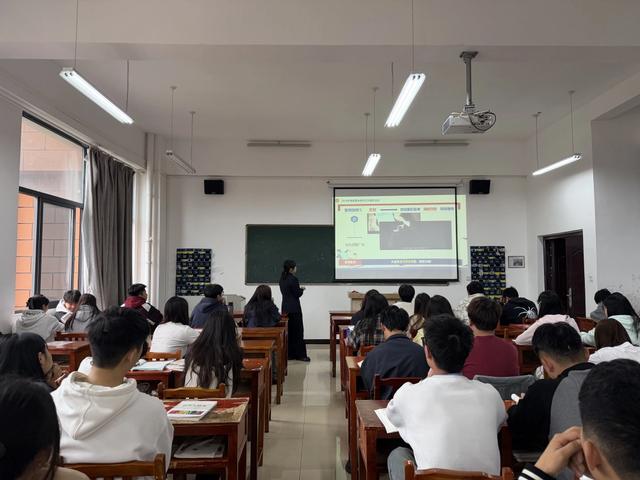 小班化“零距離”反詐！百警進校園為貴安新區高校學子築牢“防火牆”