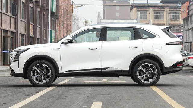 年轻人买车看这款，惠后10.19万起，吃92粗粮+轴距2800mm，颜值高