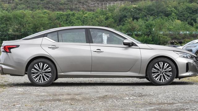 合资中级车“一跌到底”！车长超4米9，降到12.78万，油耗6.5L