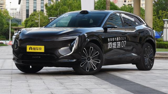 Model Y又一劲敌！4.5C快充+无图智驾，好开又舒适，来看阿维塔07