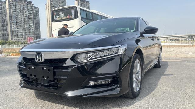 CVT变速平顺好开，10万出头的二手本田雅阁适合家用代步吗？