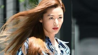 全智贤可是一个衣架子，穿着印花衬衣配高腰裤完全是气场全开，十分霸气，更加是完