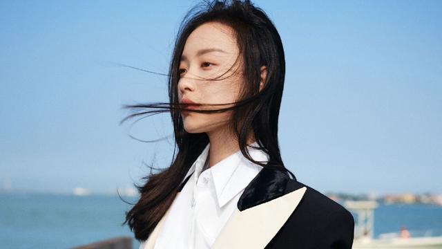 #一起等春天# #今天穿什么# 吹爆倪妮的教科书式穿搭，简约款式也能穿出文艺