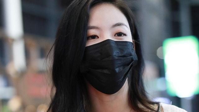 孙芮SNH48总决选夺冠后现身机场 连衣裙搭开衫温柔靓丽