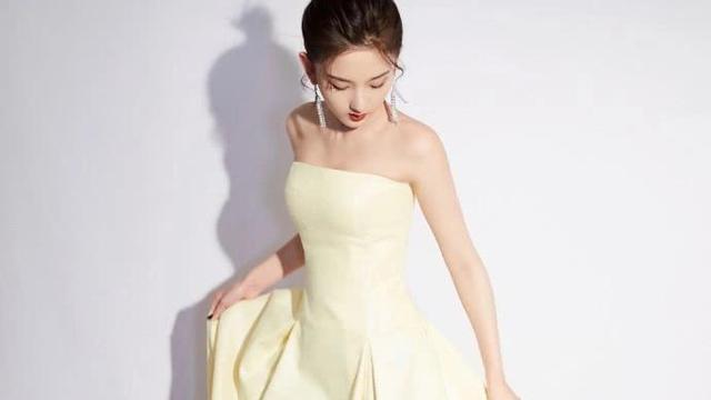 宋祖儿“发育过猛”？穿抹胸裙大秀凹凸感，小小年纪女人味十足