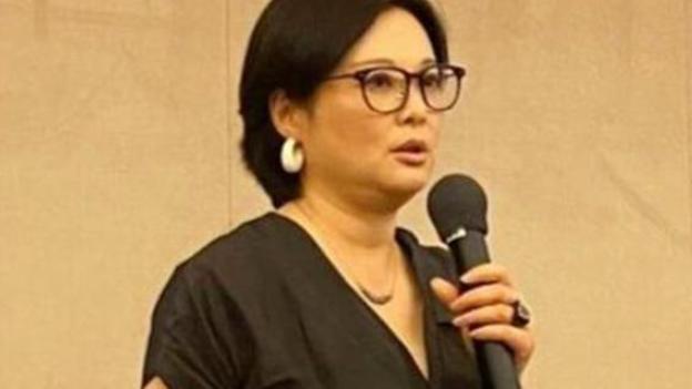 46岁袁立，穿黑裙藏不住臃肿感，其他穿搭还是挺时尚的