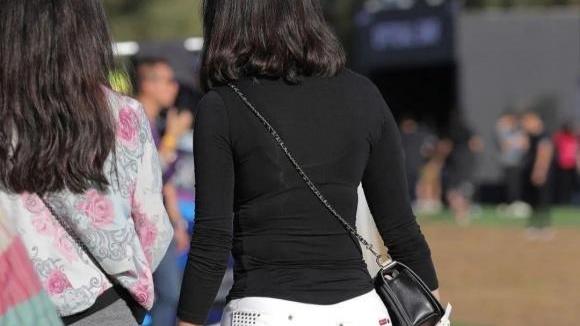 飞行员街拍：白色破洞裤配黑上衣，这样穿搭自信好看