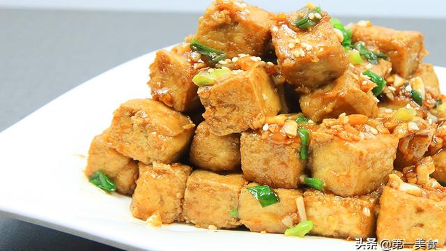 豆腐怎么煎不粘锅不破碎，厨师长分享小技巧，外酥里嫩，表皮金黄