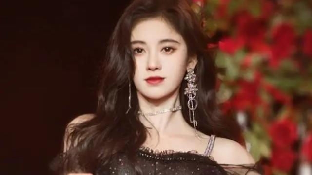 鞠婧祎跳舞时不小心腿抬太高, 粉丝屏住呼吸, 下一秒救场动作绝了