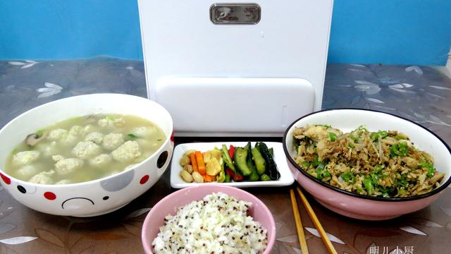 一人吃饭不将就，特别是米饭的这个蒸法，清香好吃，适合夏天常吃