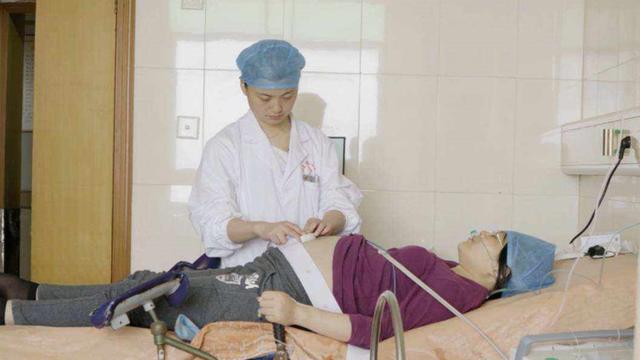 双胞胎孕妈想要哥妹组合，但却是妹妹先出生，医生：再来一遍？