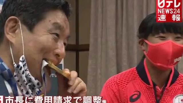 日本猥琐市长咬女运动员金牌后续来了，国际奥委会看不下去了：给她换块新奖牌