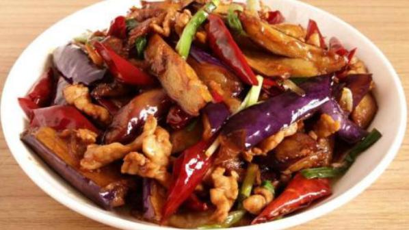 茄子烧肉，清蒸牛肉卷，米椒爆蹄筋，蒜香茄泥的做法