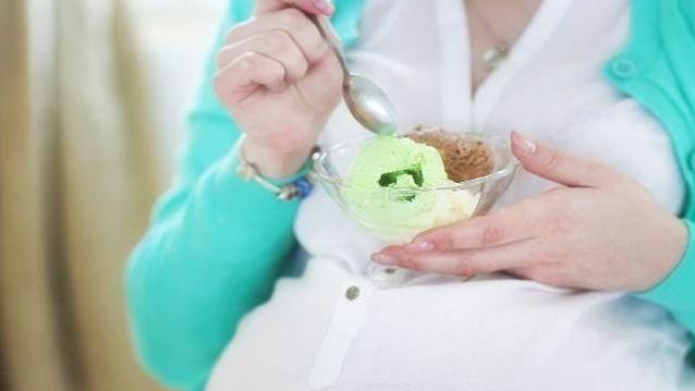 夏天孕妈偷吃“雪糕”时，胎儿也会感到“凉爽”吗？父母不妨看看