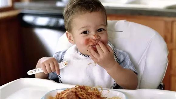 1岁后，宝宝这些“坏习惯”再烦也要惯着