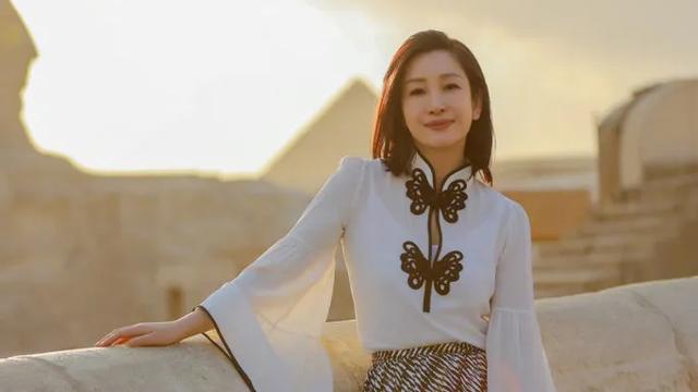 41岁秦海璐终于找对风格，穿连体衣优雅温柔，脱掉霸气好有女人味