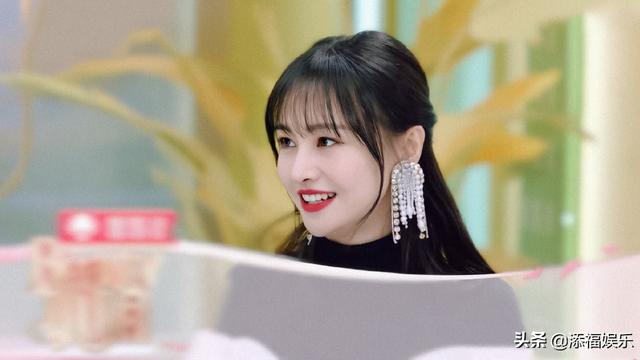 郑爽真的太居家了，不仅动手做面膜，还会做口红，动手能力很强啊