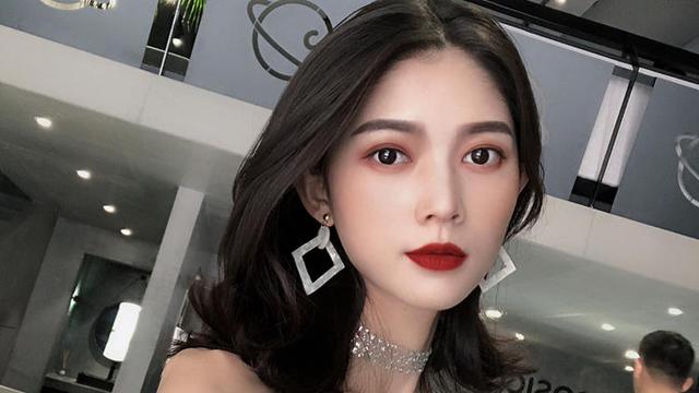 女人过了三十岁，拒绝佩戴这三种首饰，大换血能焕发崭新的气质