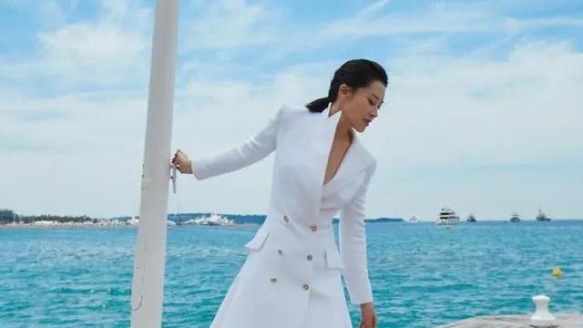 许晴真“放开”了，西装裙内不穿内搭直接真空，细腰长腿堪比超模