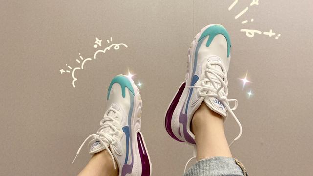 Nike的新款运动鞋，就像把彩虹穿在脚上的鞋子。这种类型的鞋适合所有女生，上