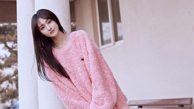 郑爽粉色毛绒卫衣甜度爆表 齐刘海长发清爽可爱