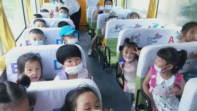 即墨开通第一辆公立幼儿园专用定制校车