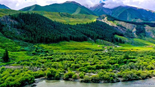 甘肃肃南雨后祁连山国家公园景色如画