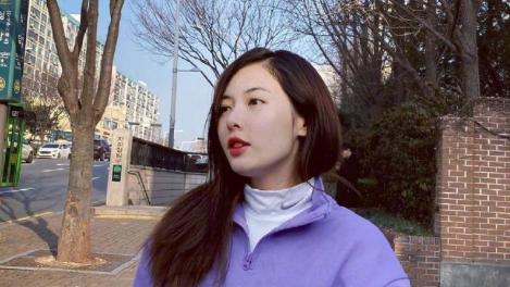 泫雅一改往日风格，紫色卫衣+半身裙，摇身一变小精灵！太可爱了