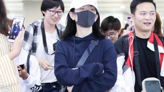 谢娜穿衣低调又不是潮流感！前短后长卫衣搭配运动裤，简约舒适