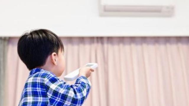 炎热夏天，给宝宝吹风扇好，还是吹空调好？对比分析做出最佳选择