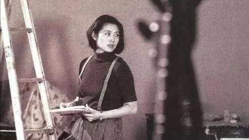 倪萍晒年轻照，针织衫配背带裤时髦洋气，颜值气质真不输陈红