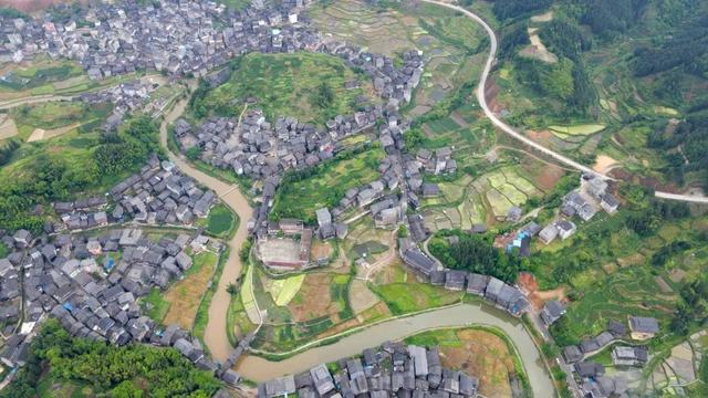 广西大山发现八个侗族村寨，村民还过着比较原始的生活，远离城市