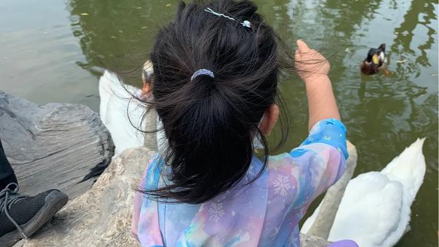 小区里大娘们每次看到我给宝宝穿着尿不湿就说些不要再穿了，捂得慌之类的话，该如