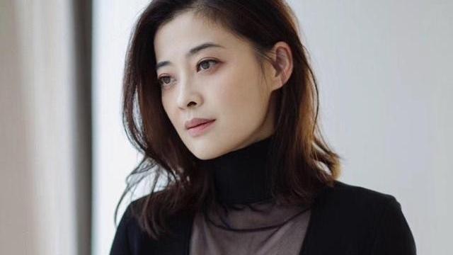 有种“冻龄”叫44岁梅婷！身穿黑色连衣裙优雅干练，尽显法式慵懒