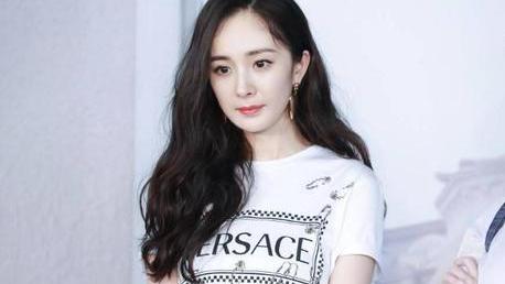 杨幂为美真“敢穿”！皮裙故意穿小号？勒出“柯基臀”美翻了