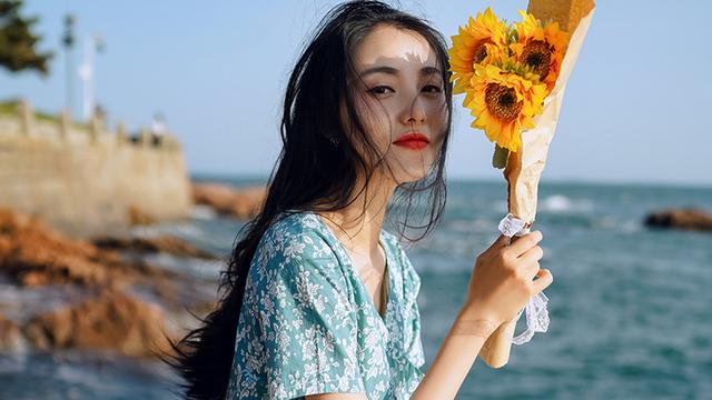 这个模特可真美！纯棉的碎花裙+裸鞋，美的清新脱俗~


一个女人最高级的美便